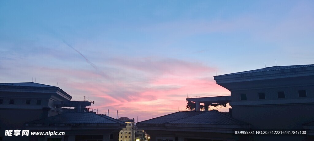 广东珠海中山夕阳下的房车景观