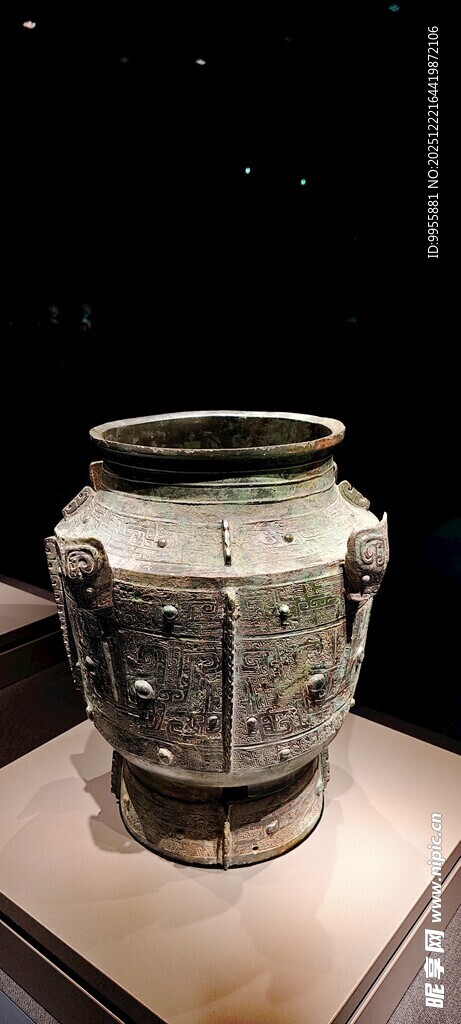 广东珠海古代精美青铜器陶罐展示