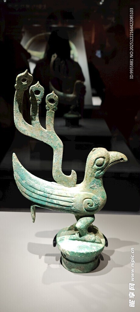 广东珠海中青铜鸟形文物造型独特
