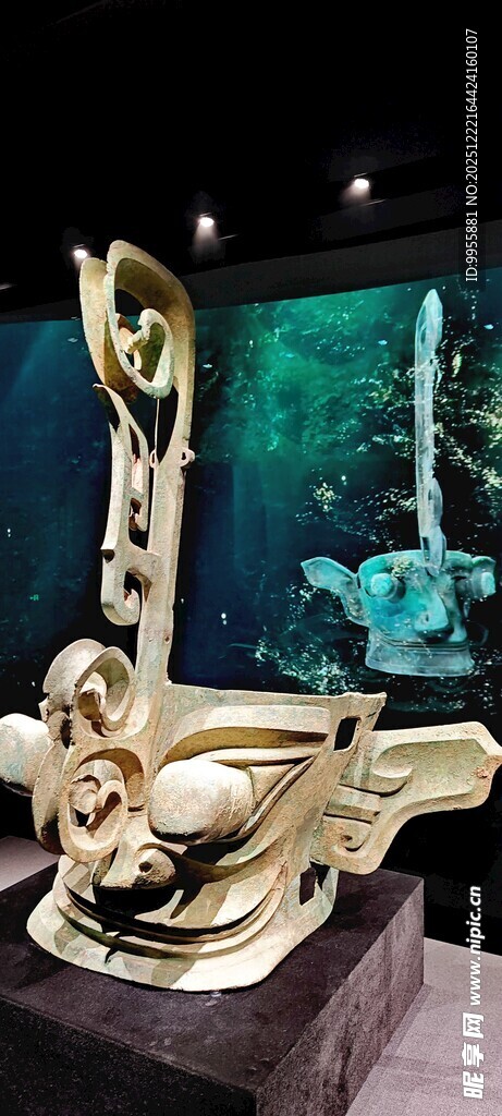 广东珠海中精美金色雕塑摆件展示