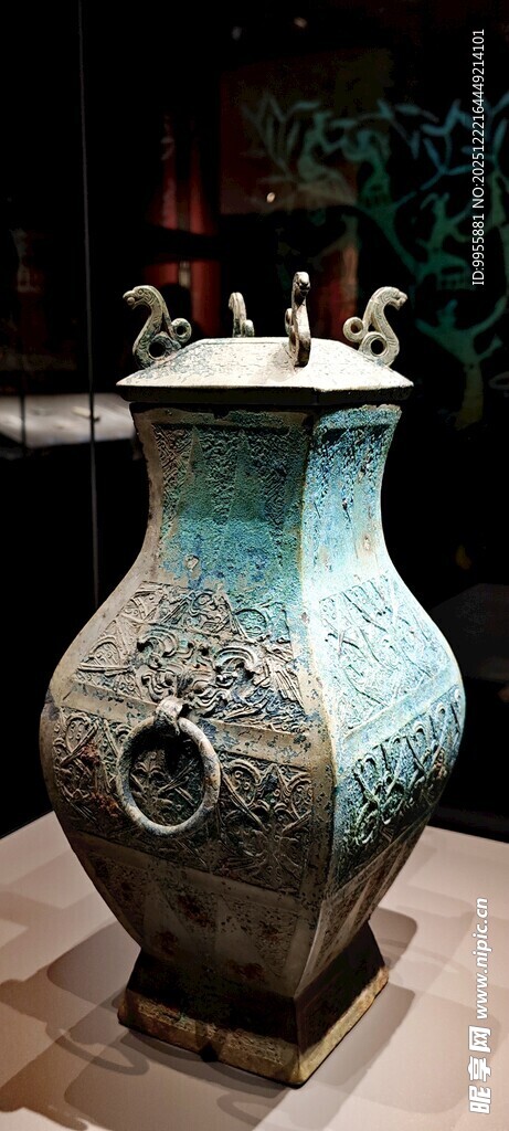 广东珠海古老青铜花瓶展示于展厅