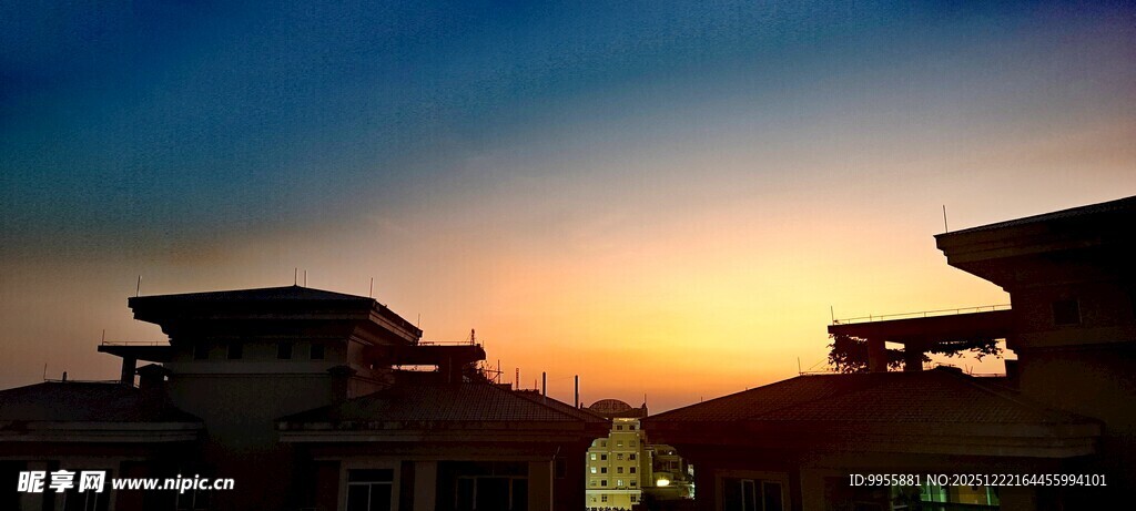 广东珠海中山夕阳下的建筑剪影