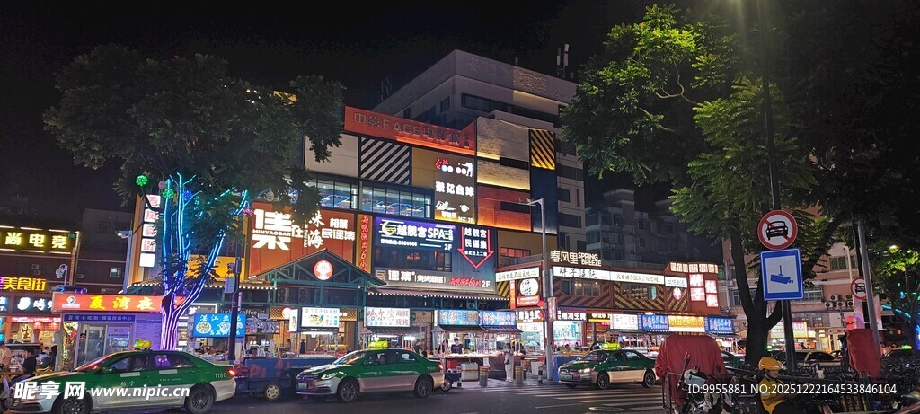 广东珠海中山夜晚热闹的多彩街景