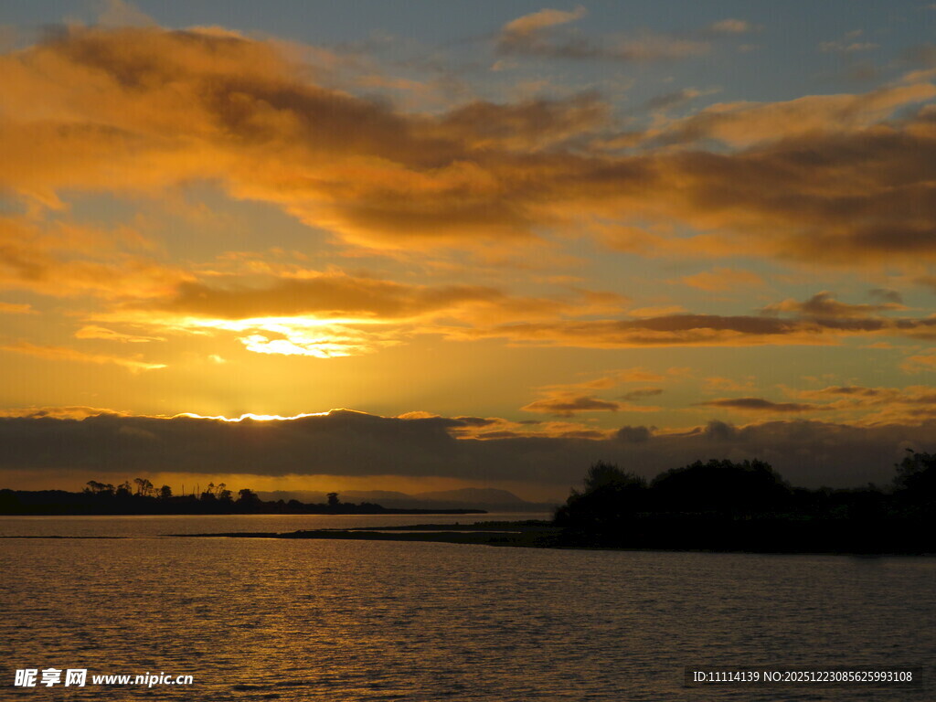夕阳下的海滨风景