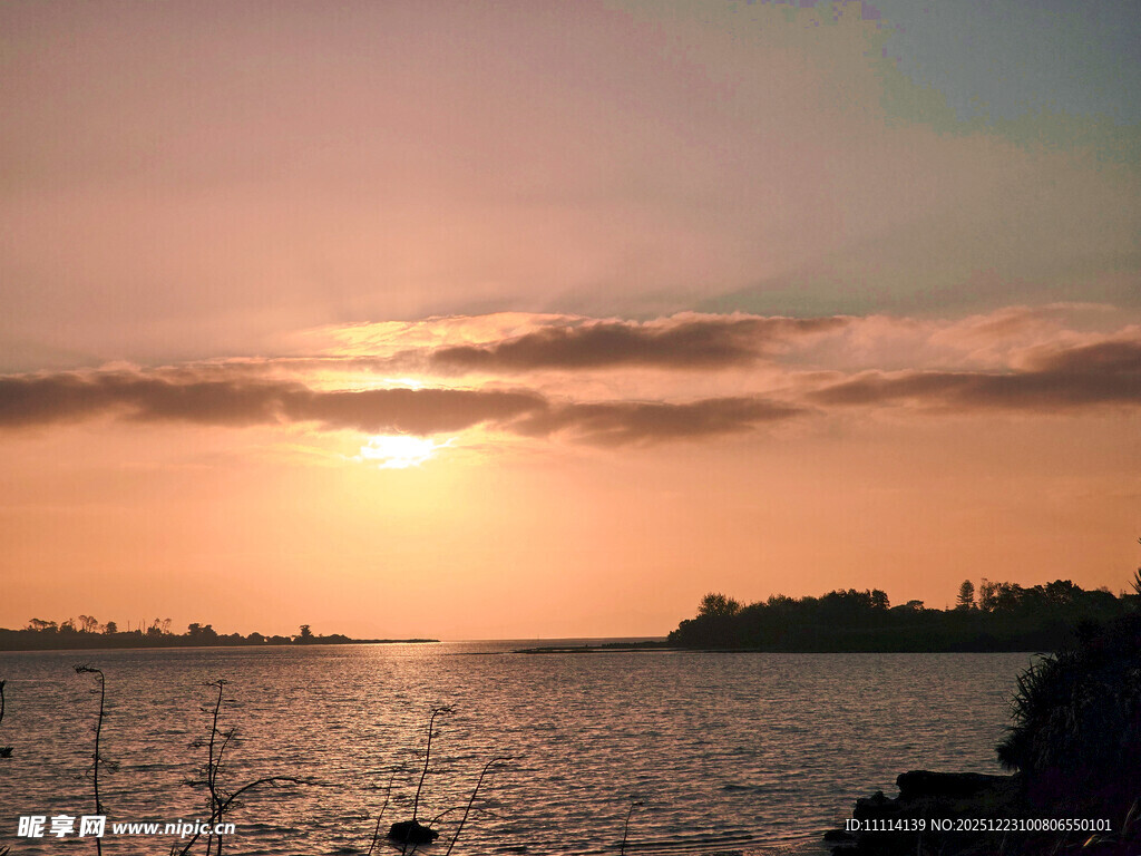 日落时分的美丽海滨景色