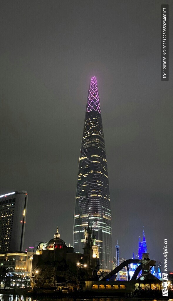 璀璨夜景中的摩天大楼