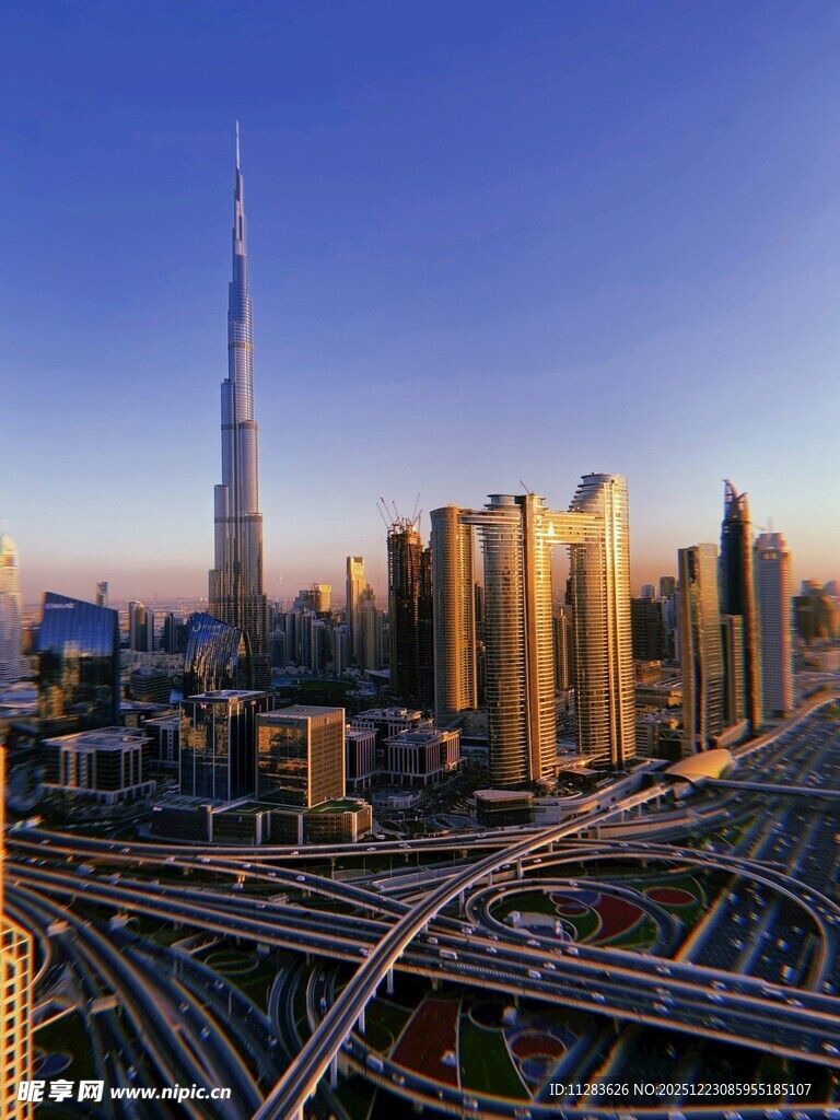 迪拜城市天际线与交通景观