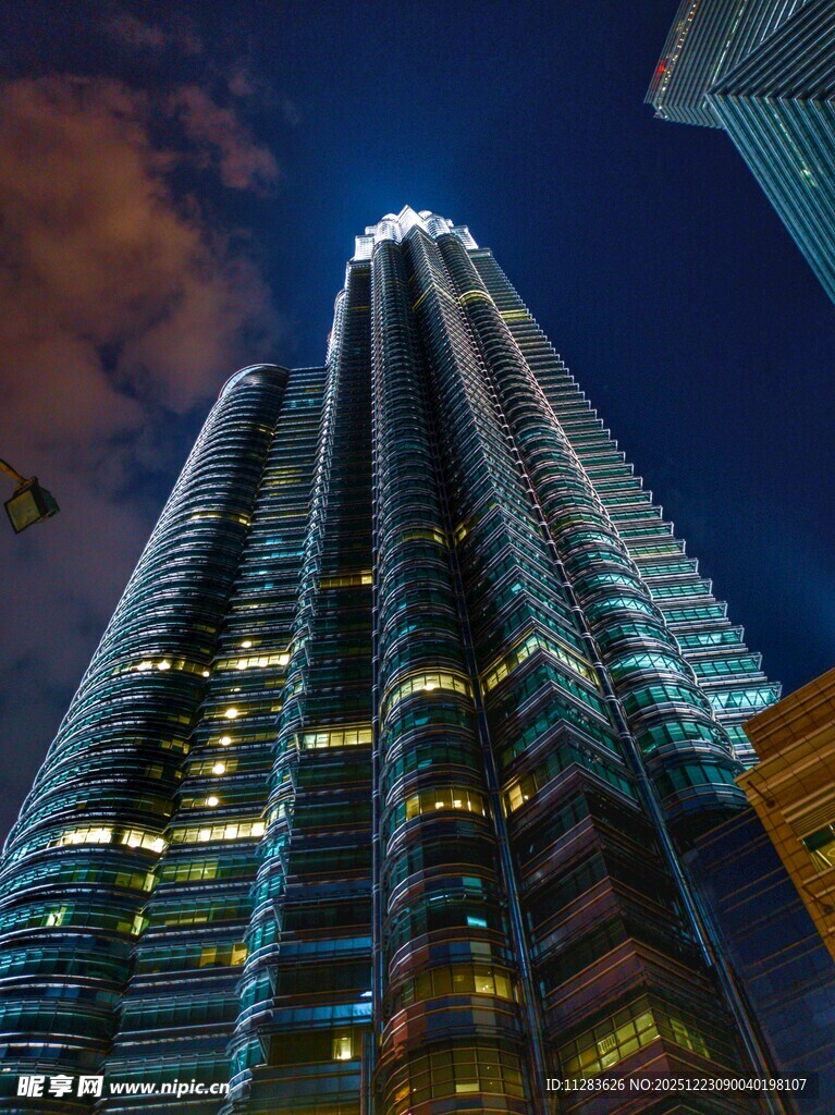 高耸摩天大楼夜景