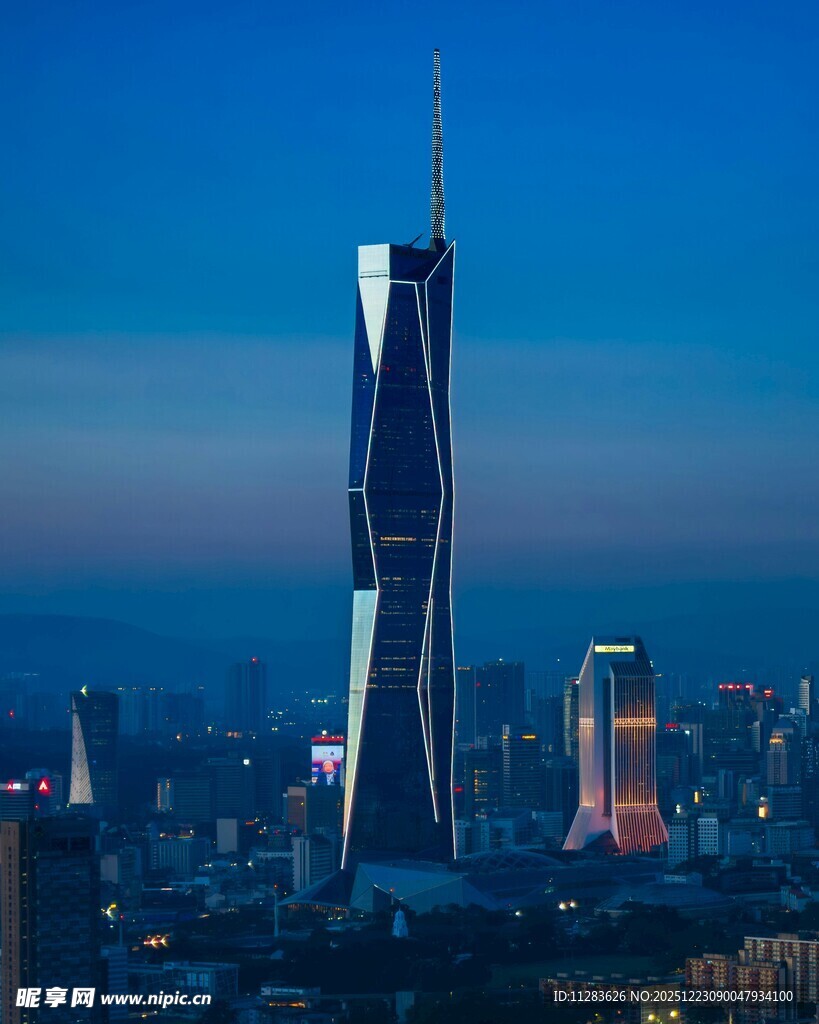 城市夜景中的摩天大楼