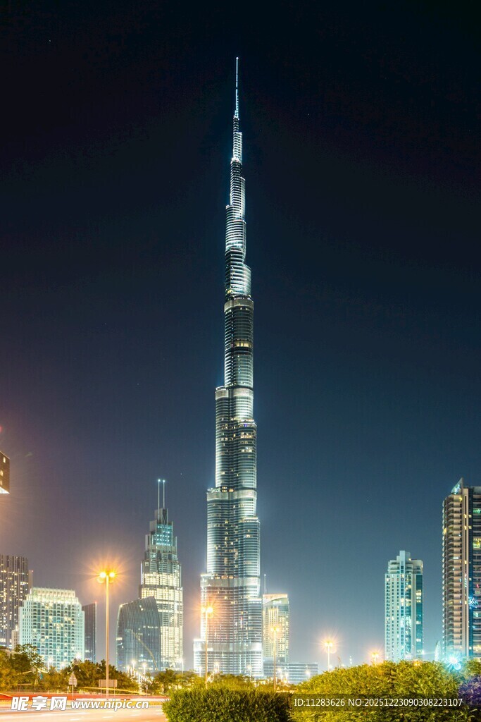 迪拜塔夜景璀璨夺目