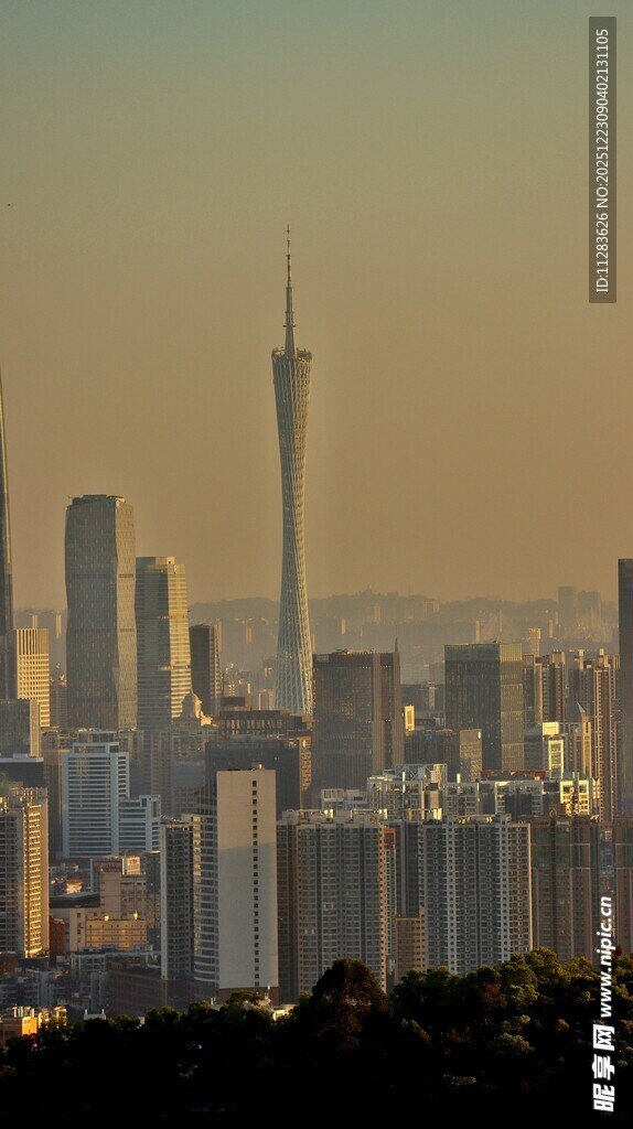 黄昏下的繁华都市天际线