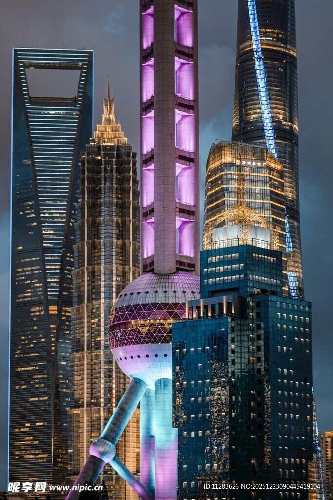 上海璀璨夜景摩天大楼群