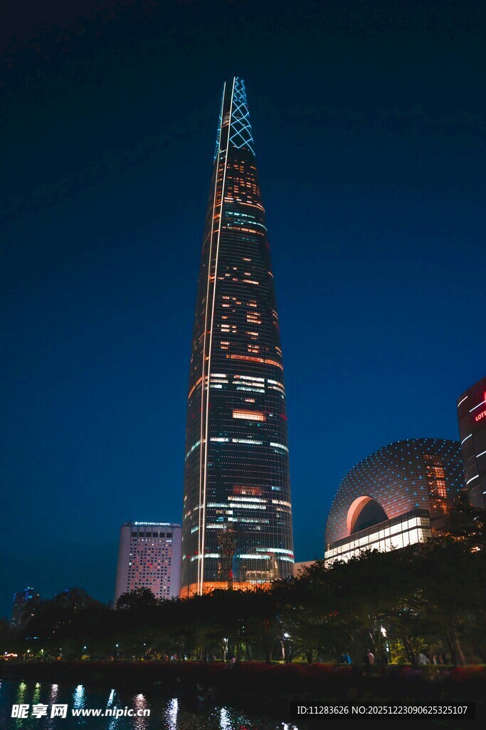 上海夜景中的高耸摩天大楼