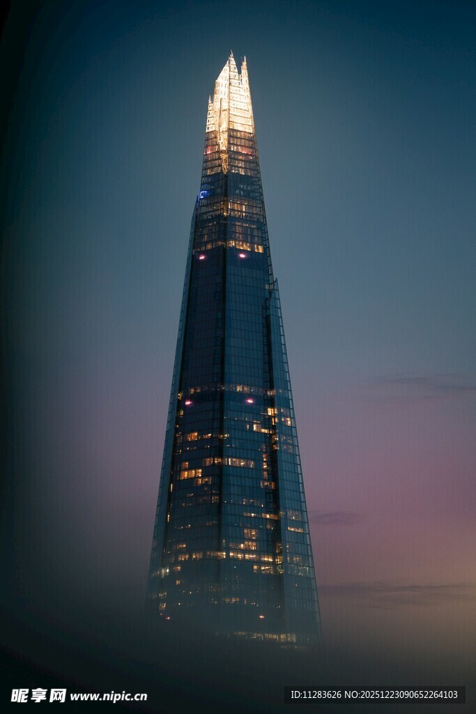 夜幕下的摩天大楼