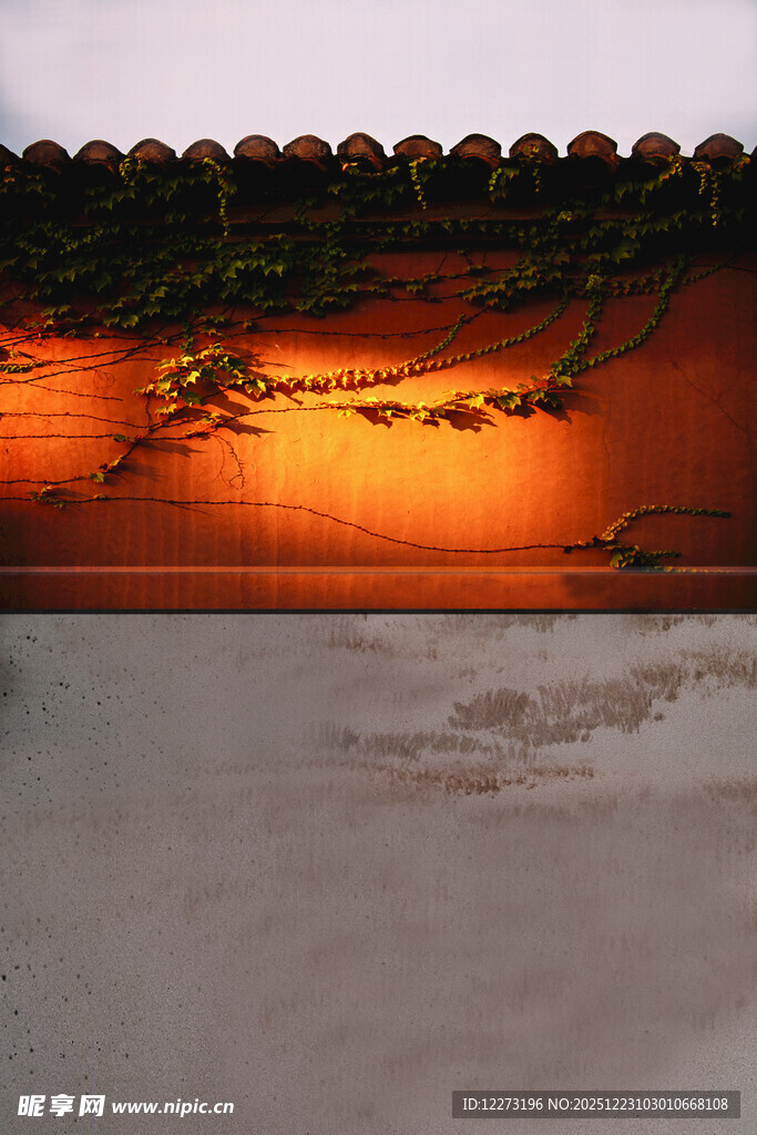 夕阳下的古朴屋檐