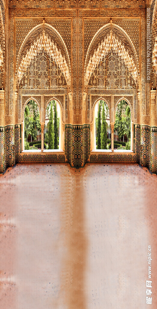 华丽拱形窗的室内空间