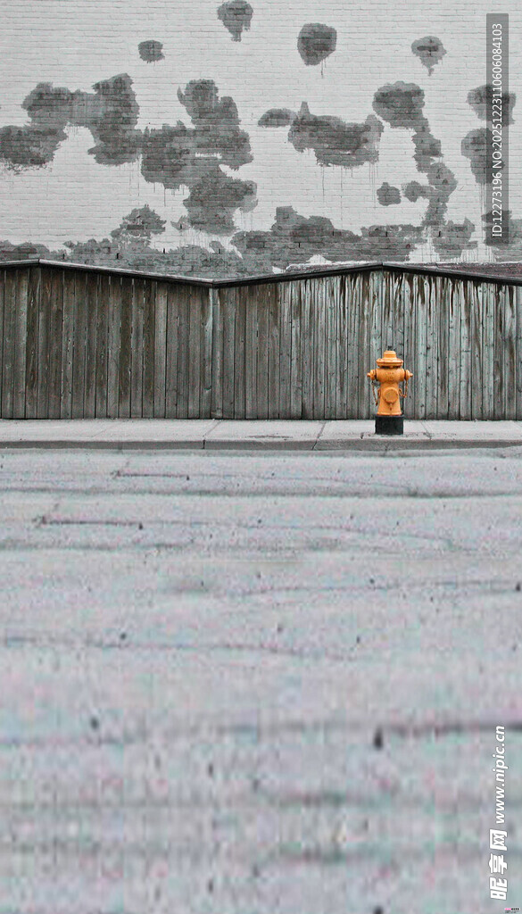 空旷场地中的警示柱