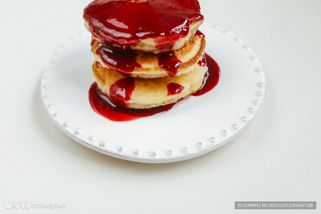 草莓酱淋面的美味松饼