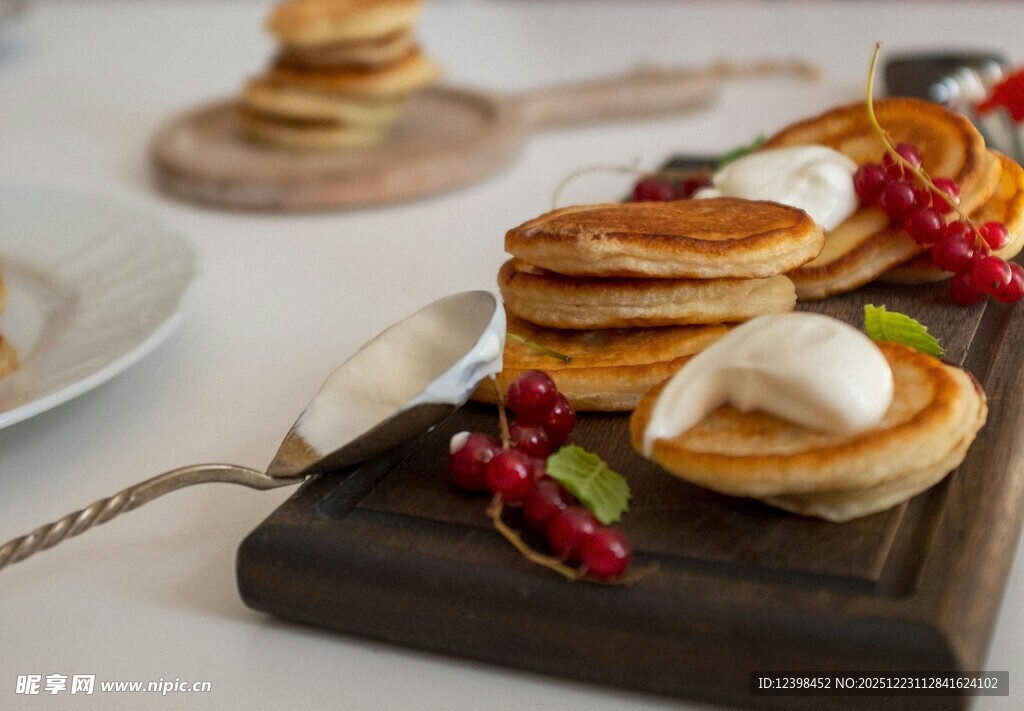 美味松饼配奶油浆果