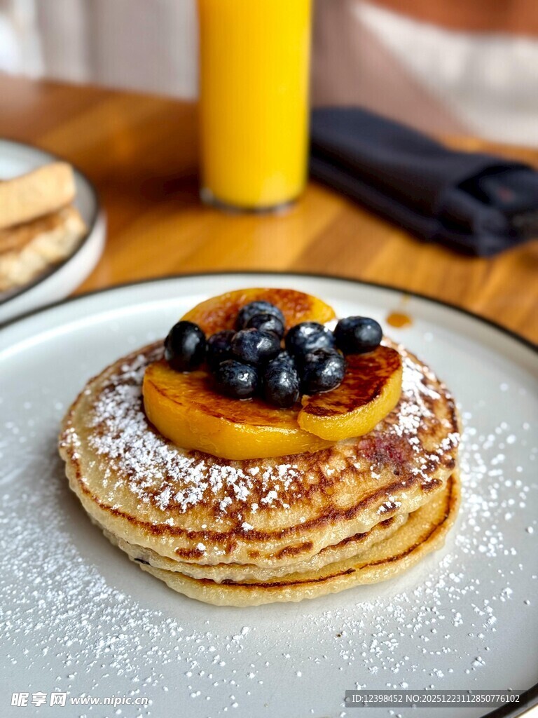 美味松饼配新鲜浆果