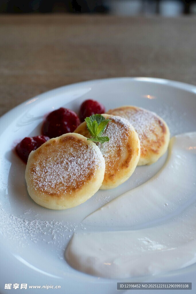美味松饼配鲜果与奶油