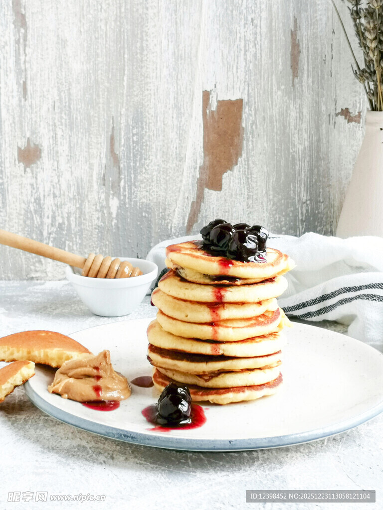 美味松饼配浆果与蜂蜜