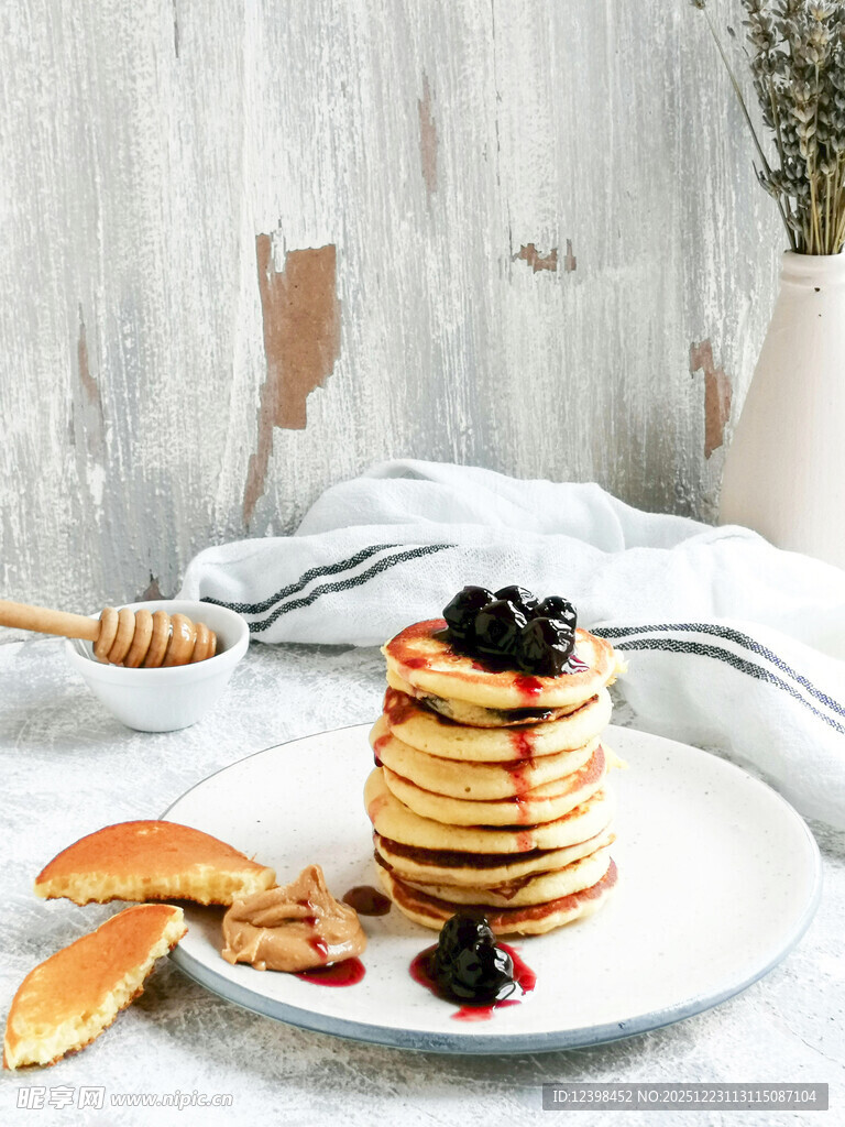 美味松饼配浆果与坚果