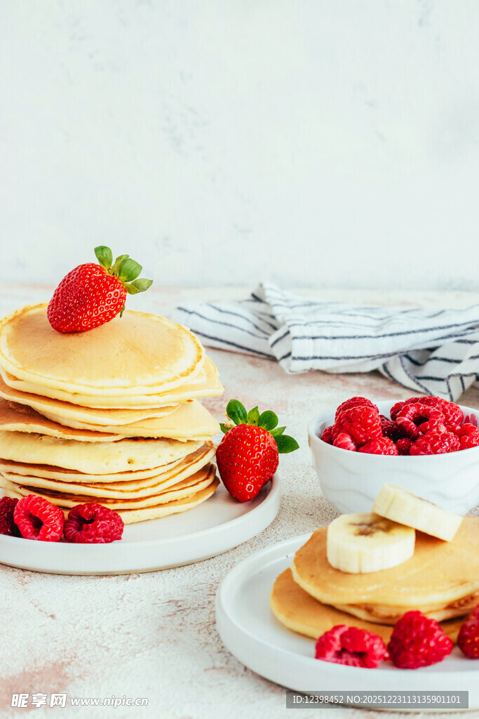 美味松饼配新鲜浆果