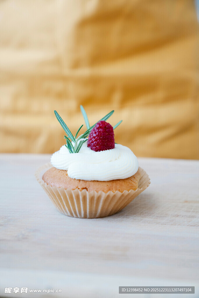 精致樱桃奶油小蛋糕