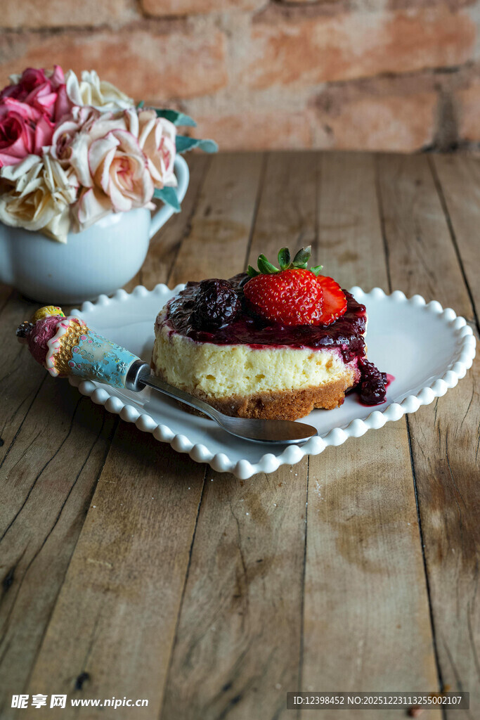 木质桌上的莓果松饼甜点