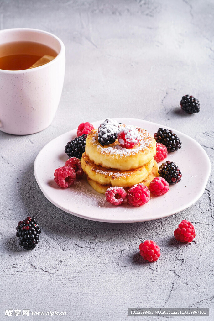 莓果松饼配热茶美食图