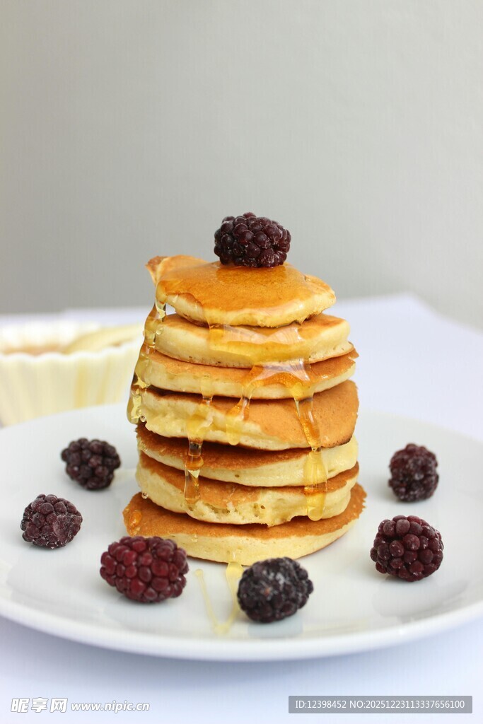 美味松饼配新鲜浆果