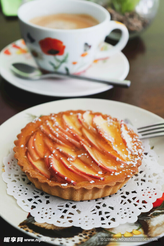 美味苹果派搭配香醇茶饮