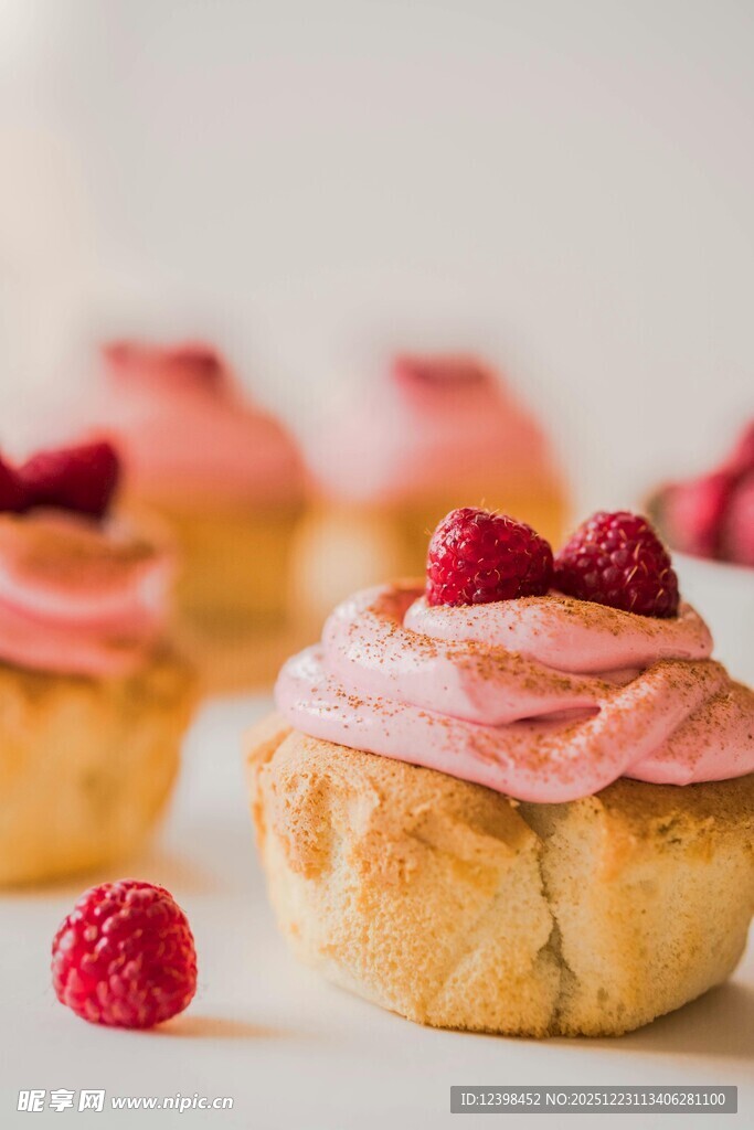 覆盆子奶油小点心