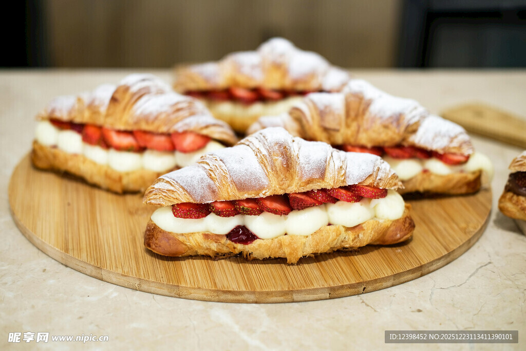 草莓夹心牛角面包美味诱人