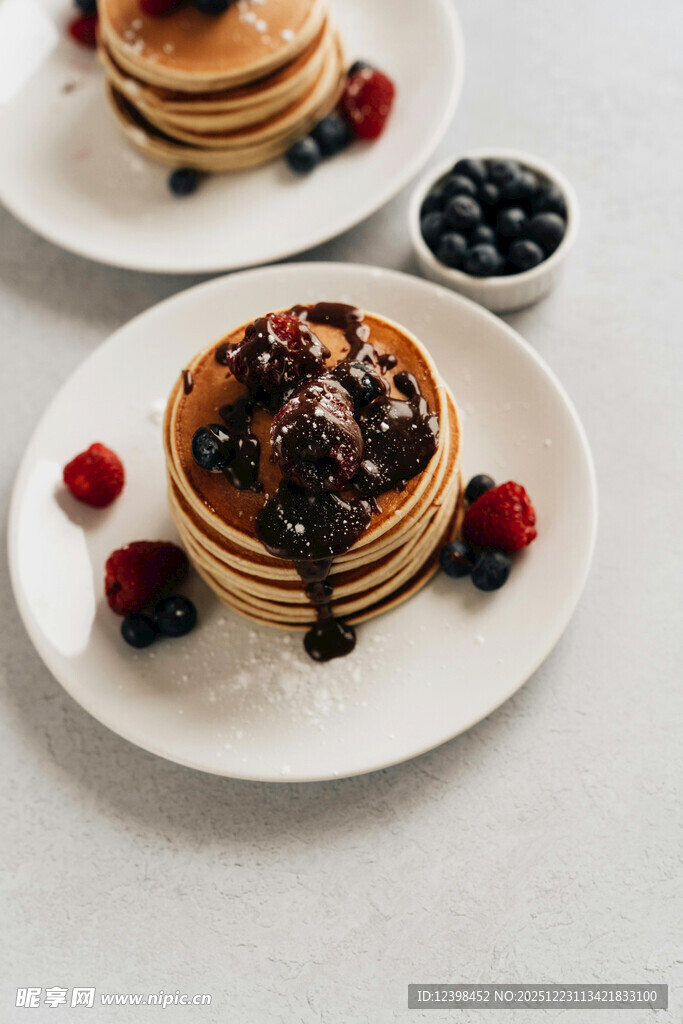 美味松饼配浆果与巧克力酱