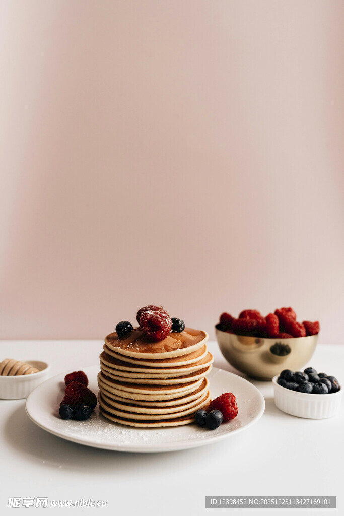美味松饼配新鲜浆果