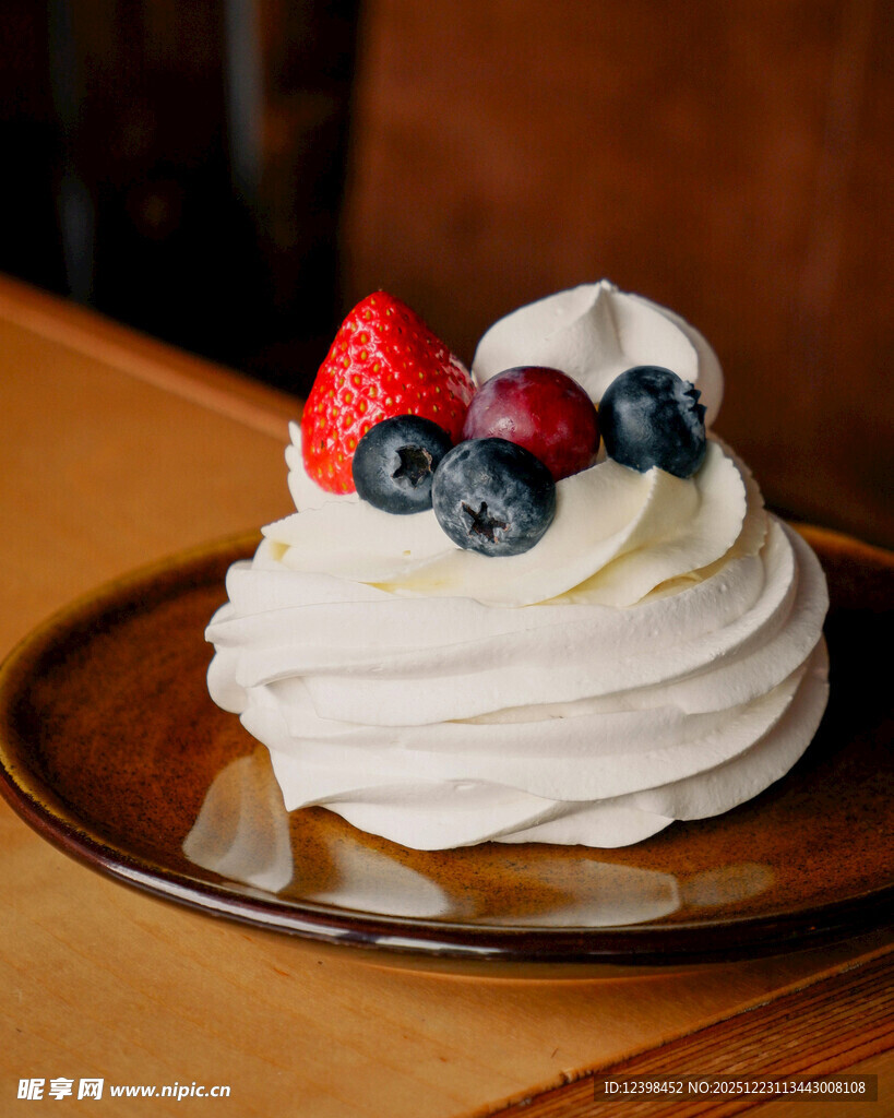 莓果装饰的美味奶油甜点