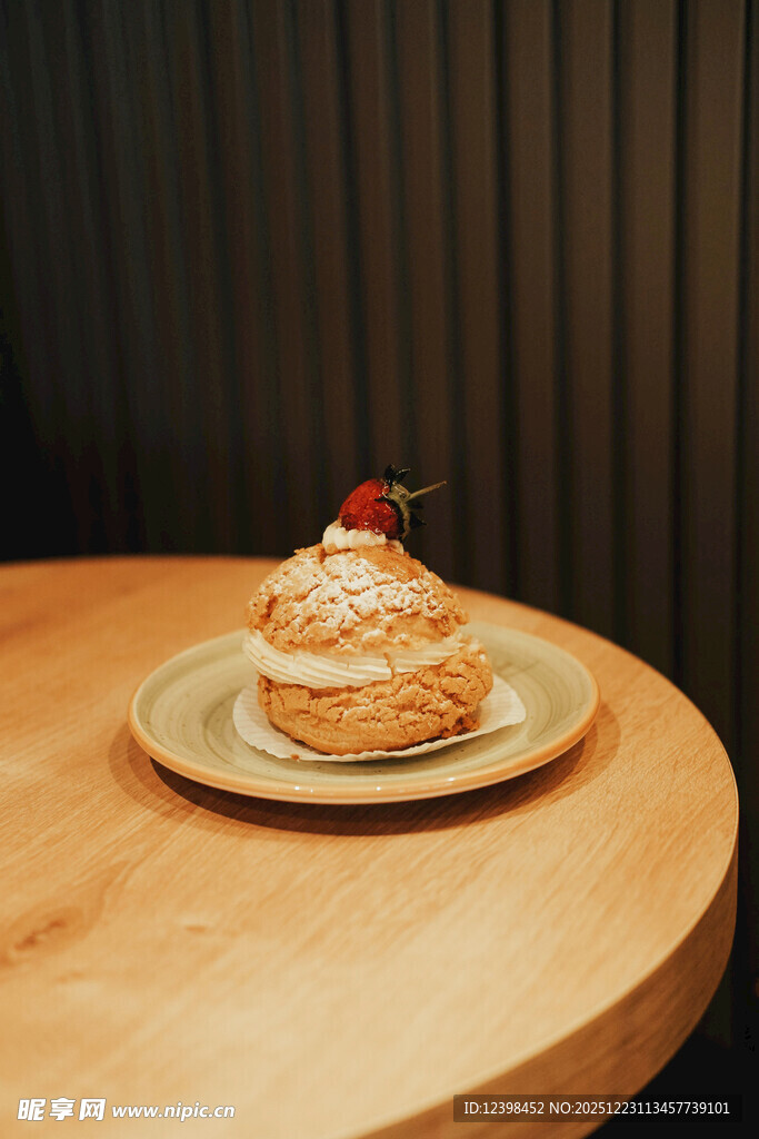 精致甜点置于木桌之上