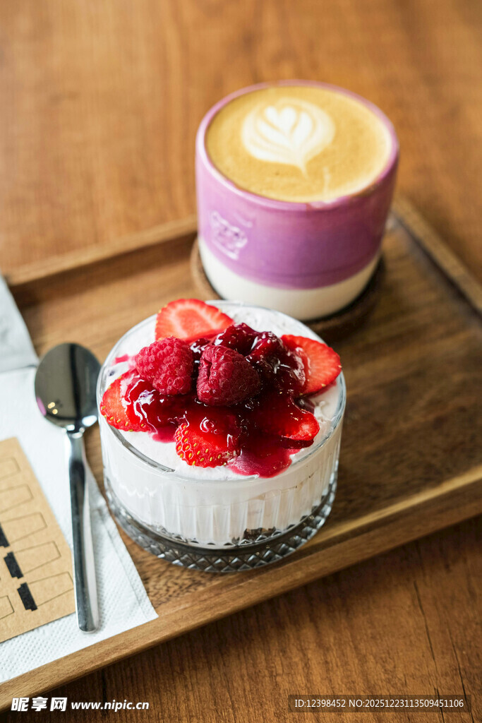 草莓蛋糕配咖啡的惬意时光