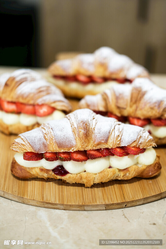 草莓夹心牛角包美味呈现