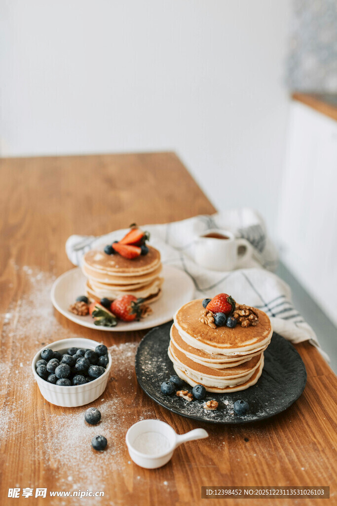 美味煎饼配浆果与奶油
