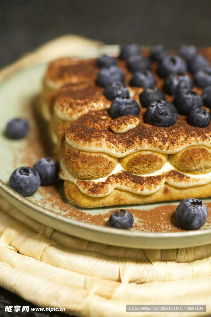 蓝莓松饼摆放在盘中