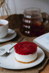 精致草莓芝士蛋糕与茶饮