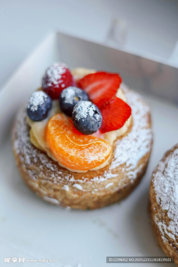 美味水果装饰的精致糕点