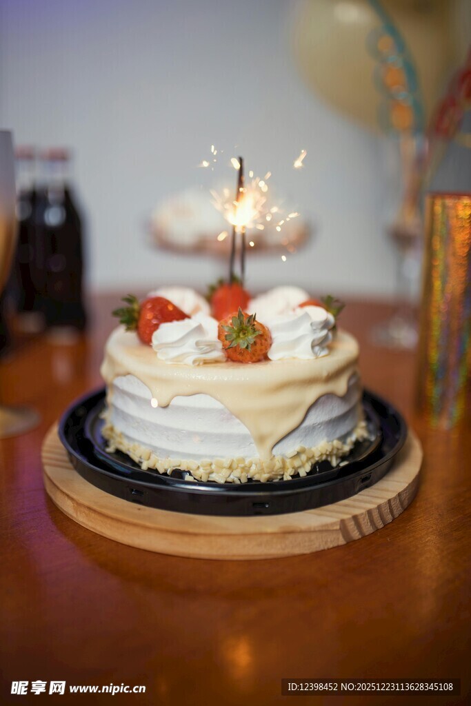 美味草莓奶油生日蛋糕