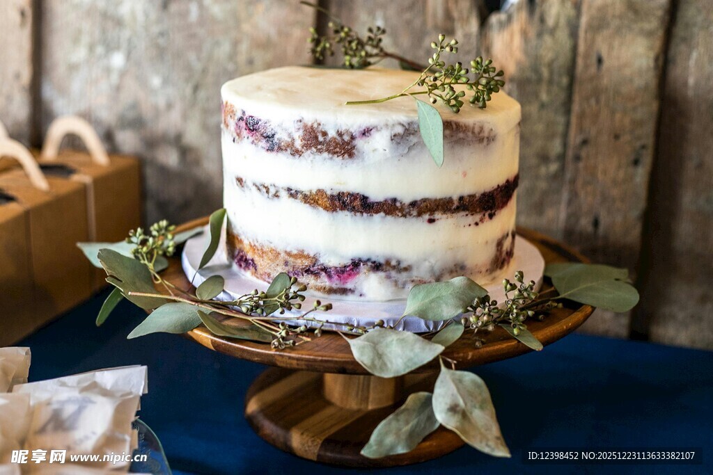 精美花卉装饰双层裸蛋糕