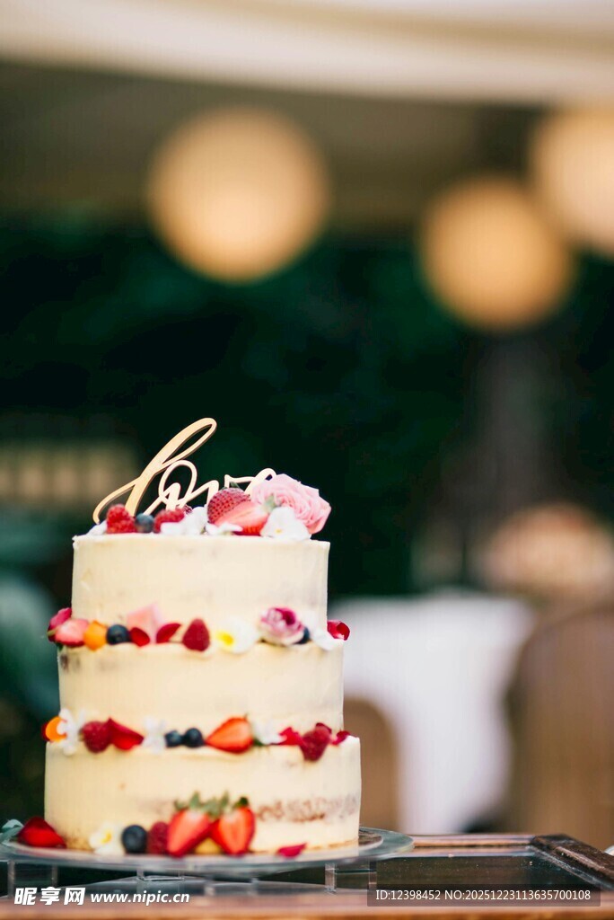 三层水果装饰精美蛋糕
