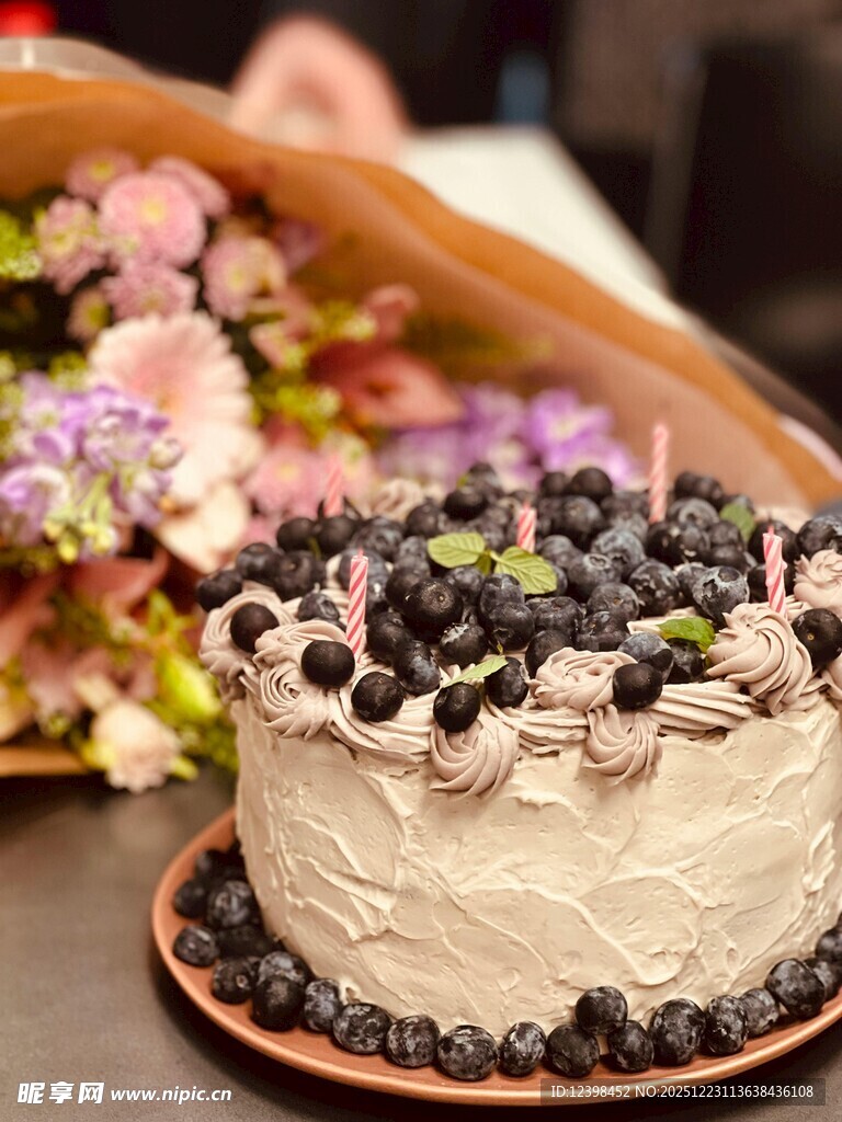 蓝莓装饰的美味奶油蛋糕