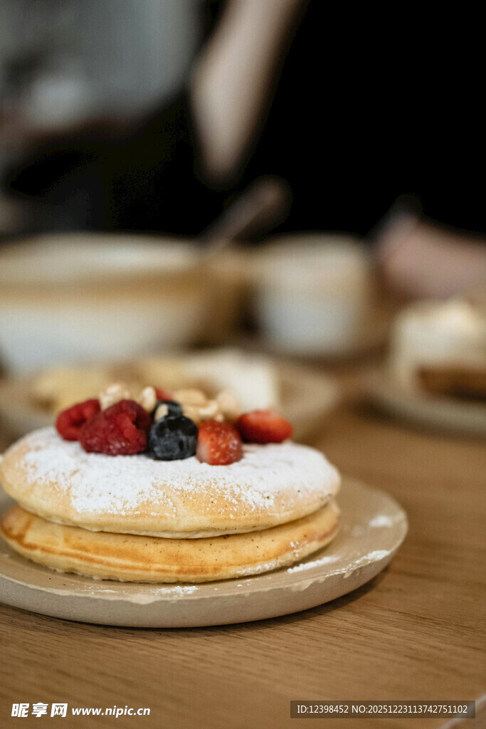 美味水果装饰的精致蛋糕